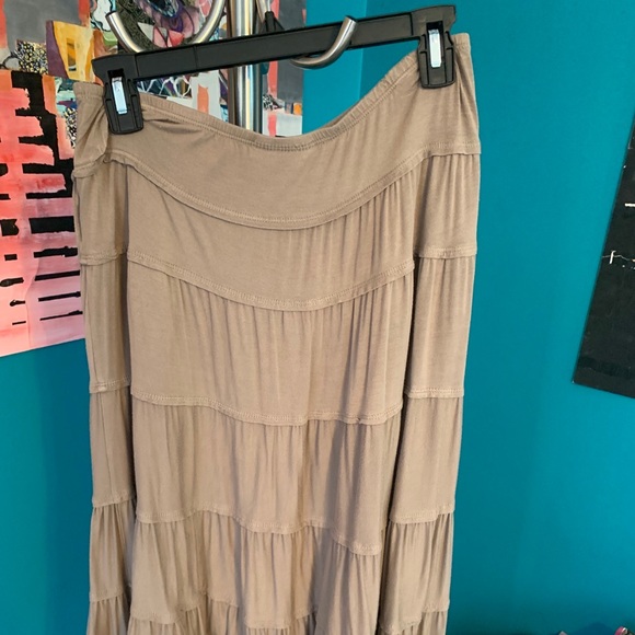 Style n Company beige below the knee skirt. Medium - Picture 1 of 4